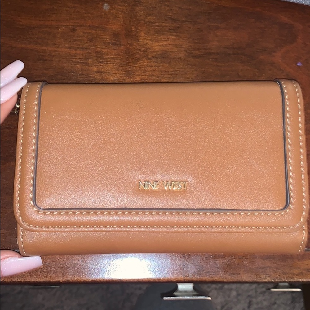 Brown wristlet✨